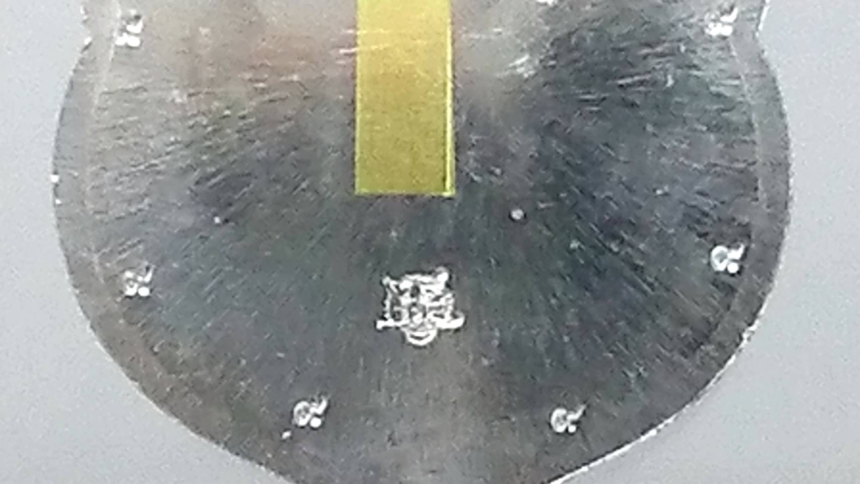 เหรียญเสมาเสือคาบดาบ รุ่น2 ตะกั่วหน้ากากทองทิพย์ หลังเรียบฝังตระกุด ตอก 9 รอบ หัวเสือ หลวงพ่อพัฒน์ วัดห้วยด้วน โคท 185(SKU-03376)