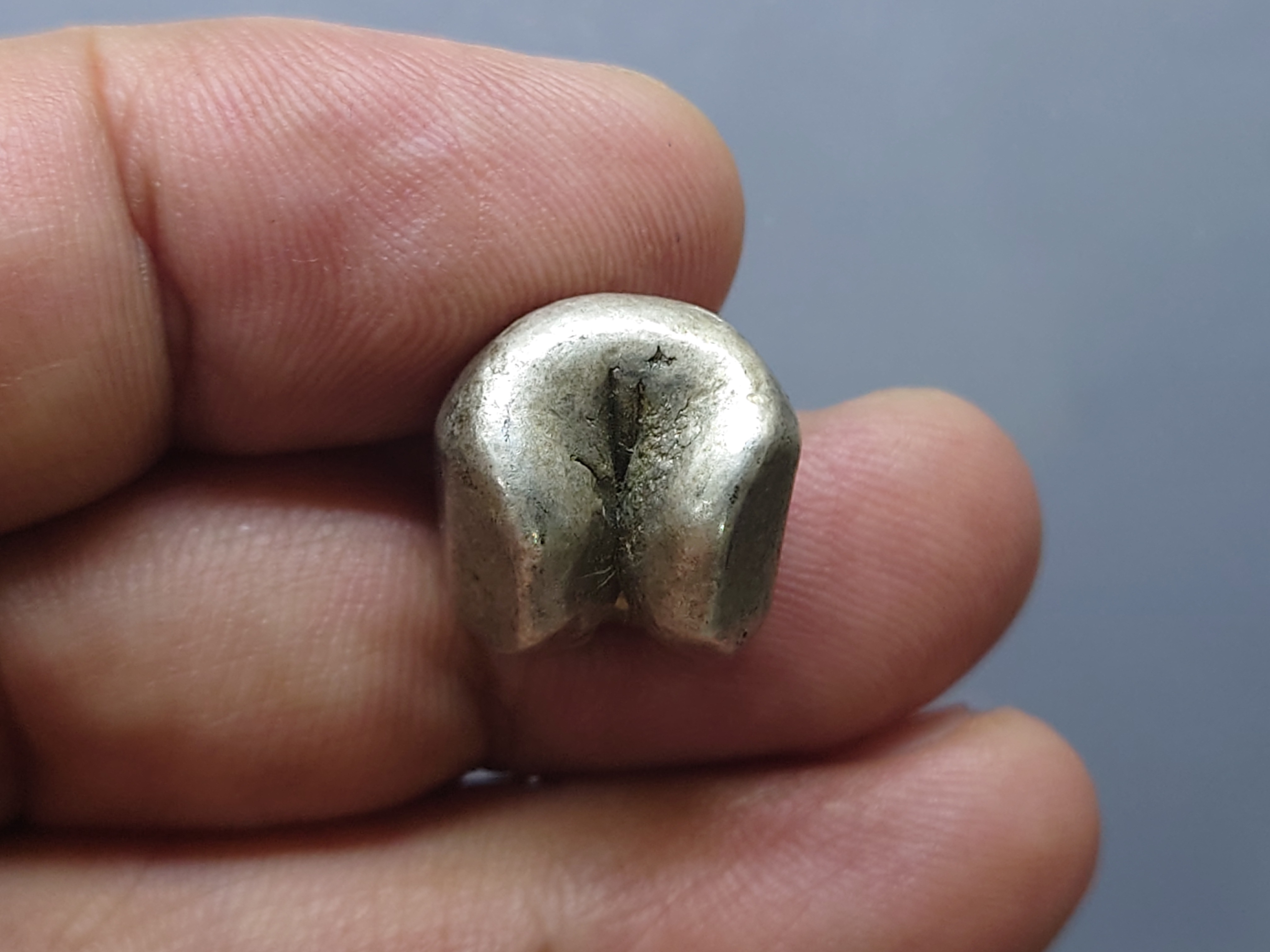 พดด้วง ขนาด 1 บาท ตรามงกุฎ-กงจักร รัชกาลที่4