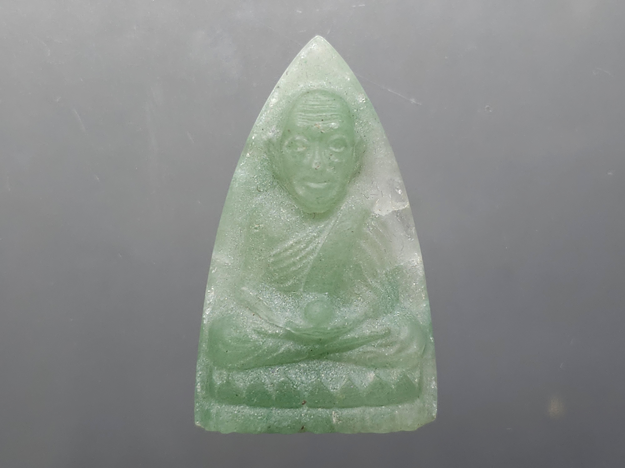 หลวงปู่ทวดหยก เนื้อหยก หลังฝังหมุดทองคำแท้ พิมพ์เตารีด ขนาดสูง 3.5 เซน วัดพะโคะ สมาคมชาวเพชรบุรีสร้าง ปี2543 พร้อมกล่องเดิม