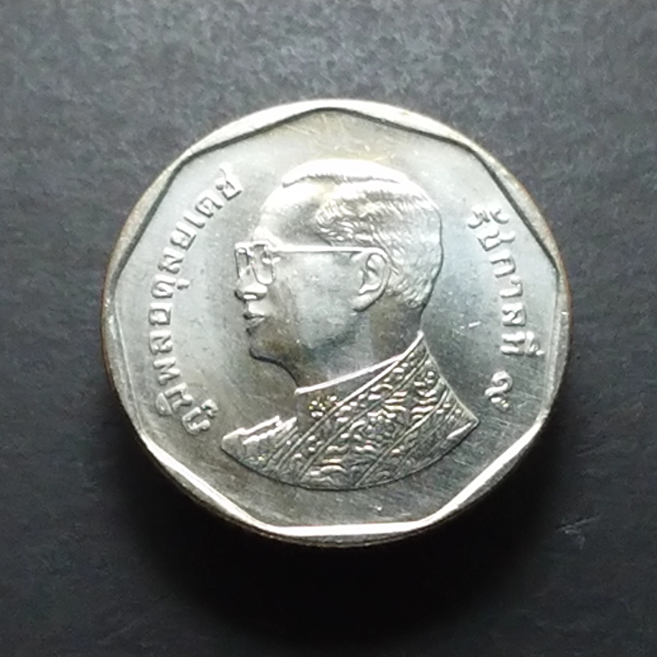 เหรียญ 5 บาท หมุนเวียน หลังพระอุโบสถวัดเบญจมฯ พศ.2555 ไม่ผ่านใช้