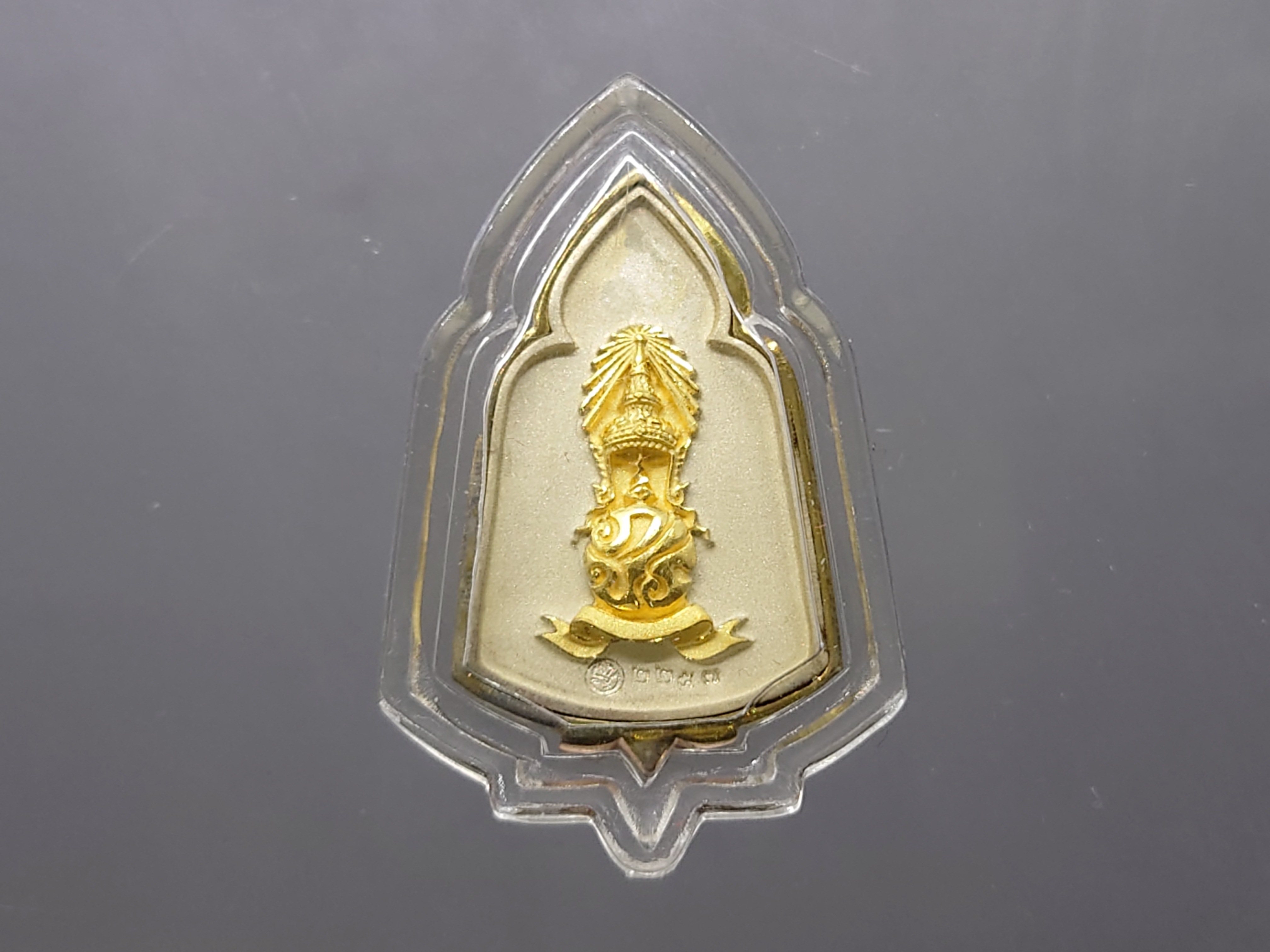 พระแก้วมรกต หลัง ตราพระปรมาภิไธยย่อ ภ.ป.ร.เนื้อเงินสามกษัตริย์ โรงพยาบาลภูมิพลฯ จัดสร้าง ปี2547 พร้อมกล่องเดิม