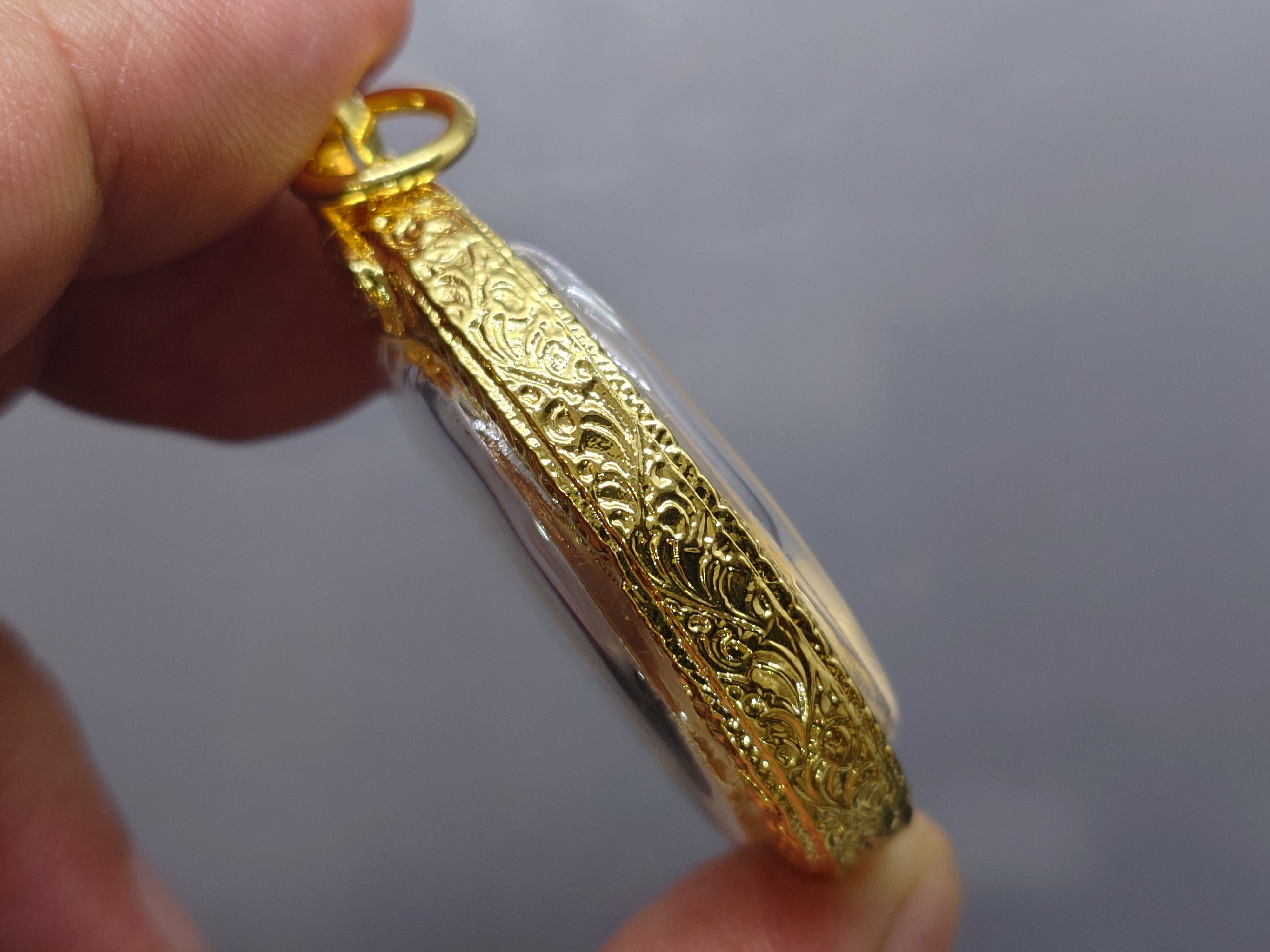 หลวงปู่ศิลา (พระราชวัชรธรรมโสภณ) รุ่นอายุวัฒนมงคล ๘๑ เนื้อทองแดงผิวไฟ พร้อมกรอบชุบทอง 24 K ธรรมอุทธยานหลวงปู่ศิลา จ.กาฬสินธุ์ พร้อมตลับเดิม