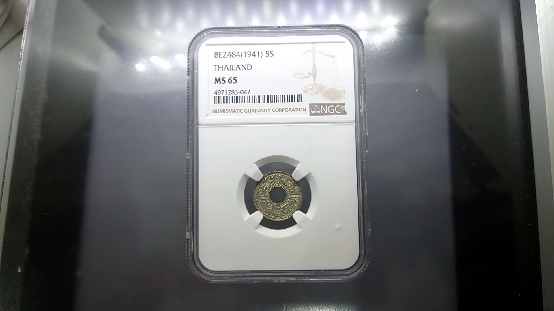 เหรียญเกรด เหรียญเงิน สตางค์รู 5 สตางค์ ลายกนกแข้งสิงห์ ไม่ผ่านใช้ เกรด MS65 NGC 2484