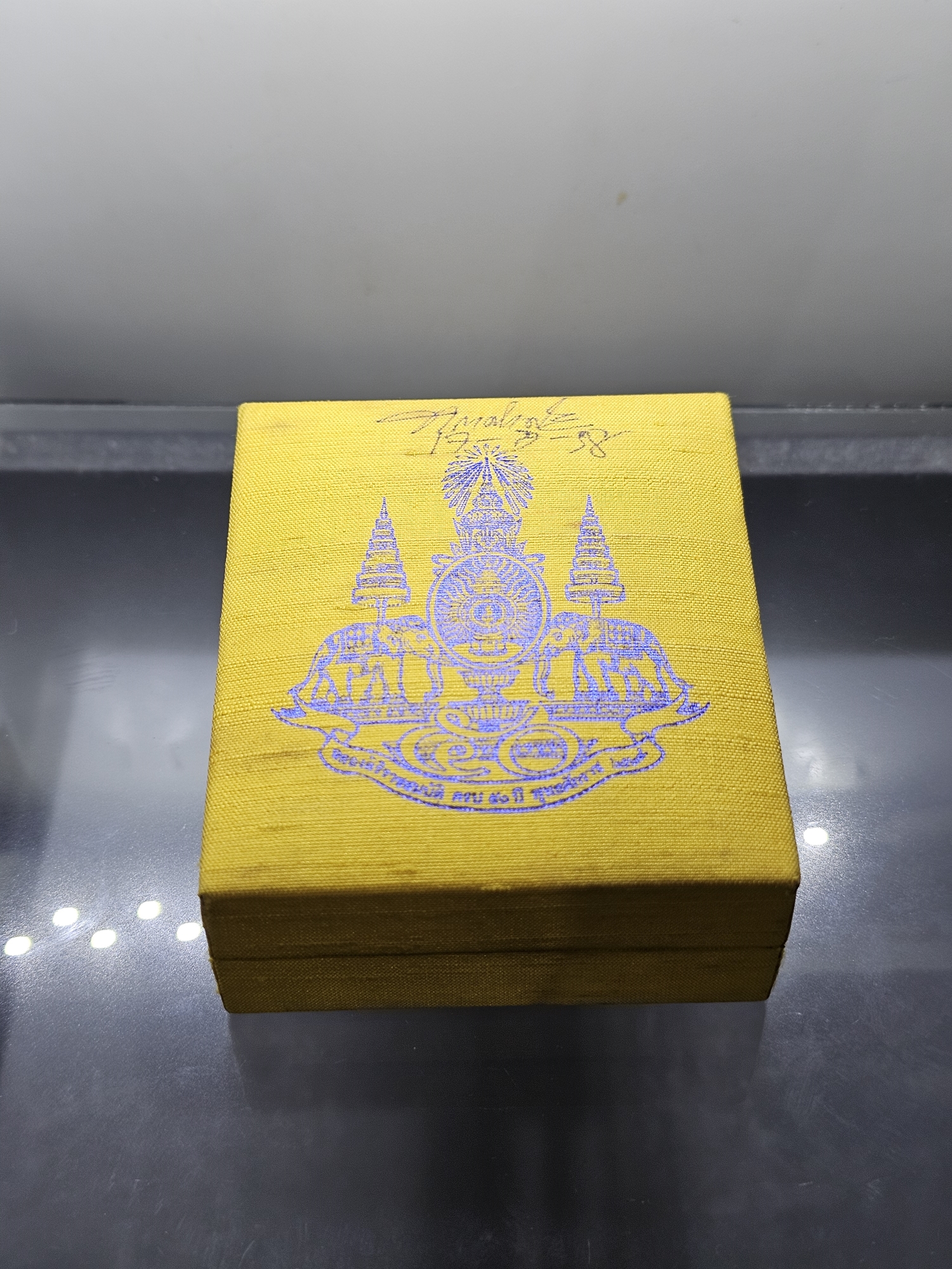 พระกริ่งจีน ต้าเยิ่นถะ เนื้อเงินสามกษัตริย์ รุ่นกาญจนาภิเษกครองราชย์ 50 ปี วัดบวรนิเวศวิหาร ปี2538 พร้อมกล่องเดิม เลี่ยมเก็บผิว พร้อมขึ้นคอ