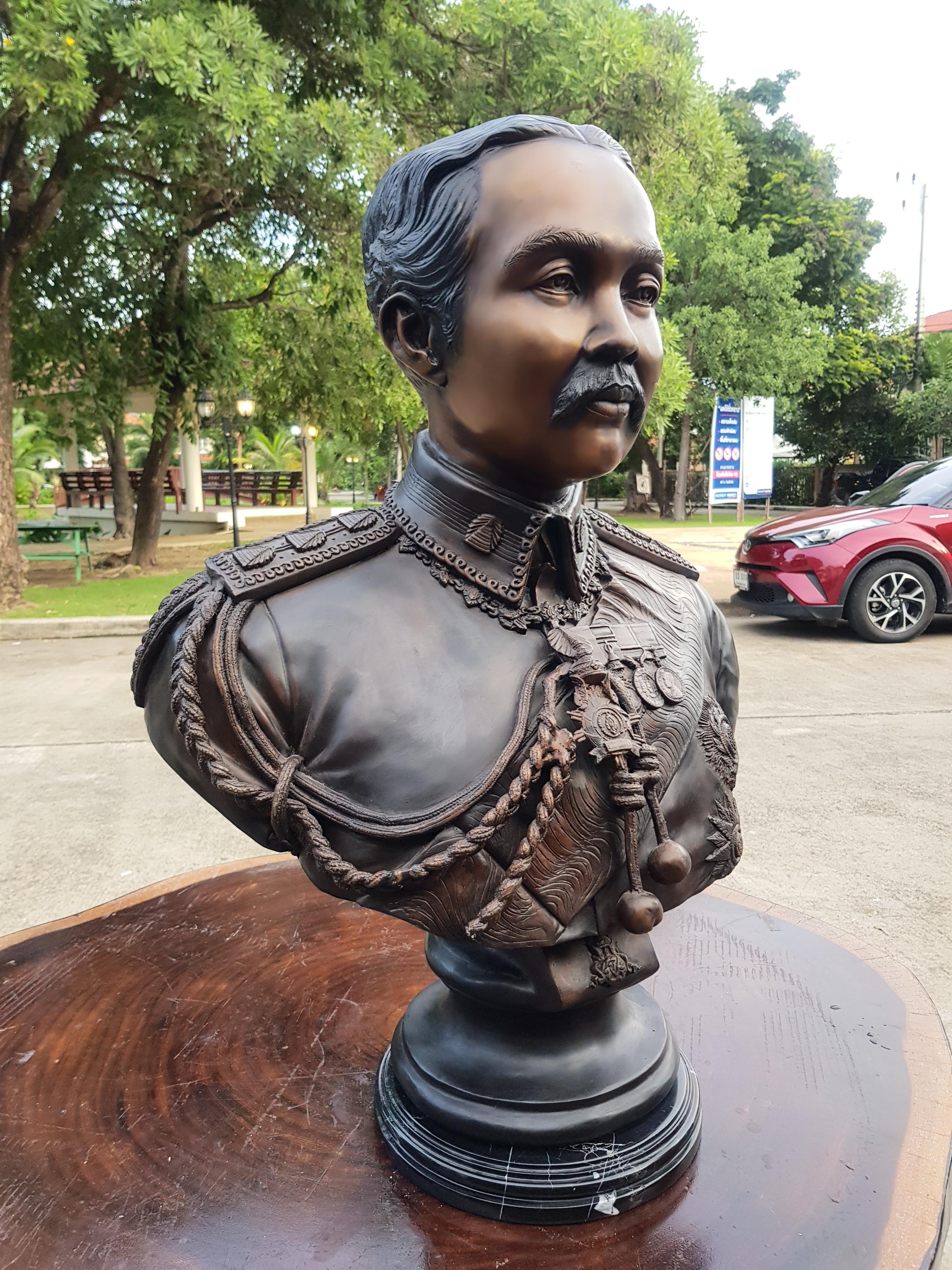 พระบรมรูปหล่อในหลวง รัชกาลที่ 5 ของวัดสุทัศน์ เท่าองค์จริง