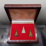 พระชัยวัฒน์ ตั๊กม้อ (เนื้อเงิน นวะ สัมฤทธิ์) ปลุกเสก 2 พิธีใหญ่ 2 แผ่นดินไทย-จีน วัดสุทัศนฯ-วัดกวงซิ่ว เมืองกวงโจว ประเทศจีน ปี2537 พร้อมกล่องเดิม