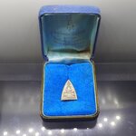 หลวงพ่อพระพุทธโสธร 2 หน้า รุ่น ญสส. เนื้อเงิน พุทธาภิเษก 2 วาระ วัดบวรนิเวศวิหาร และ วัดโสธรวรารามวรวิหาร ปี2533 พร้อมกล่องเดิม