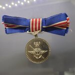 เหรียญแพรแถบ สนองเสรีชน แพรเดิมๆ สภาพสวย