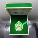 หลวงพ่อทองคำ รุ่นชัยชนะ หลังดวงพิชัยสงครามนวหรคุณ เนื้อเงินลงยาเขียว (โคท 24) เจ้าคุณธงชัย วัดไตรมิตร ปี2559 พร้อมกล่องเดิม