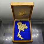 แผนที่ประเทศไทย พระรูป 9 รัชกาล ที่ระลึกสมโภชญ์กรุงรัตนโกสินทร์ 200 ปี เนื้อโลหะกาหลั่ยทอง พ.ศ.2525 พร้อมกล่องเดิม