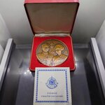 เหรียญที่ระลึกพระบรมราชาภิเษกสมรส ครบ 50 ปี เนื้อทองแดงรมดำ ขนาด 7 เซน ปี 2543 (อุปกรณ์ครบ)