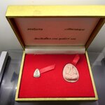 พระแก้วมรกต พระปิดตามหาลาภ ญสส สมเด็จพระญาณสังวร เนื้อเงิน พิมพ์เล็ก เนื้อผง รุ่นมรดกไทย มรดกโลก จัดสร้างโดยมูลนิธิปริยัติศึกษา พ.ศ.2536 พร้อมกล่องเดิม