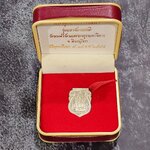 พระพุทธชินราช รุ่นมหาจักรพรรดิ เนื้อเงิน เสมาพิมพ์ใหญ่ วัดพระศรีรัตนมหาธาตุวรวิหาร ปี2545 พร้อมกล่องเดิม