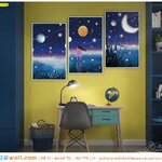 ภาพพิมพ์วอลเปเปอร์ ตกแต่งผนังปูน ลายท้องฟ้าดวงดาวด้วยสีภาพที่เข้มเเละชัดเจน เหมาะกับห้องที่ต้องการความสงบเเละเป็นส่วนตัว ดูเย็นตา เสริมสร้างสมาธิ