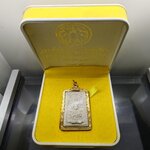 พระสมเด็จวัดระฆัง เนื้อผงผสมผงเก่า พิมพ์พุทธซ้อน รุ่นย้อนยุค 108 ปี (คณะ 9) วัดระฆังโฆสิตารามฯ พร้อมเลี่ยมกรอบไมคอน ปี2556 พร้อมกล่องเดิม