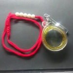 ลูกปัดขาว ด้ายแดง ครูบาบุญชุ่ม ปลุกเสก พร้อมตลับติดแหนบ