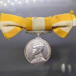 เหรียญแพรแถบ เนื้อเงิน ที่ระลึกพระราชพิธีสถาปนาสมเด็จพระบรมโอรสาธิราช ปี2515 แบบหญิง แพรเดิมๆ