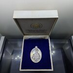 พระโพธิสัตว์กวนอิม ตั๊กม้อโจวซือ เนื้อเงิน ปลุกเสก 2 พิธีใหญ่ 2 แผ่นดินไทย-จีน วัดสุทัศนฯ-วัดกวงซิ่ว เมืองกวงโจว ประเทศจีน ปี2537 พร้อมกล่องเดิม