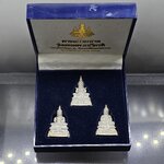 พระแก้วมรกต 3 ฤดู รุ่นเทอดพระเกียรติ เนื้อเงิน มหาพุทธาภิเษก ณ วัดพระศรีรัตนศาสดาราม ปี2540 พร้อมกล่องเดิม หายาก นิยม