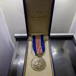 เหรียญแพรแถบ สนองเสรีชน แพรเดิมๆ สภาพสวย พร้อมกล่อง ไม่ผ่านใช้