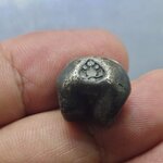 พดด้วง ขนาด 1 บาท ตราก้านบัวใหญ่ เนื้อเงิน สมัยอยุธยา หายาก