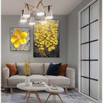 พิมพ์วอลเปเปอร์ แต่งห้องรับแขก ภาพใส่กรอบ ดอกไม้สีทองสวยเด่นกลางภาพ มองดูเเล้วมีมูลค่า น่าชื่นชม