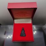 ไต้ฮงกงโจวซือ เนื้อนวะ ขนาดสูง 27 มิล จัดสร้างโดยมูลนิธิวิทยาเขตสิรินธรราชวิทยาลัย ในพระราชูปถัมภ์ โดย แพรนด้า จิวเวลรี่ วัดบวรนิเวศวิหาร ปี2539 กล่องเดิม นิยม หายาก รับประกันแท้