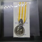 เหรียญเงินเฉลิมพระเกียรติ บรมราชาภิเษก รัชกาลที่10 ประดับแพรแถบ แบบชาย สำนักกษาปณ์ สร้าง ปี2562 ซองเดิม ไม่ผ่านใช้