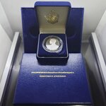 เหรียญฮุกานิน ที่ระลึกฉลองสิริราชสมบัติ ครบ 50 ปี เนื้อเงินสวิส ขัดเงา ที่ระลึกสร้างพระมหาธาตุเจดีย์ภักดีประกาศ ปี2539 พร้อมกล่องเดิม