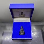 พระกริ่งยูไลฮุก โครงการพัฒนาบูรณะพระอุโบสถ วัดแก้วแจ่มฟ้า เนื้อนวะโลหะพิเศษผสมทองคำ (แจกเฉพาะกรรมการ) สร้างเนื่องในวาระ พระบาทสมเด็จพระเจ้าอยู่หัว ทรงครองสิริราชสมบัติครบ 50 ปี พ.ศ.2539 พร้อมกล่องเดิม