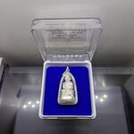 หลวงปู่ทวดพิมพ์บัวรอบ เนื้อนวะพรายเงิน ฐานทองขาว 87 พรรษา ญสส วัดบวรนิเวศวิหาร 2543 พร้อมตลับเดิม