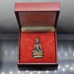 พระกริ่งอวโลกิเตศวร อุดมโภคทรัพย์ เนื้อเงิน 99 % ชุบ 3 กษัตริย์ วัดโพธิ์แมนคุณาราม พ.ศ.2539 พร้อมกล่องเดิม นิยม