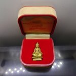 พระกริ่งอวโลกิเตศวร(กวนอิม) พระเทพกวี(สมเด็จพระวันรัต) เนื้อกาหลั่ยทอง วัดบวรนิเวศวิหาร โคท ๔๙๕๖ พ.ศ.2540 พร้อมกล่องเดิม