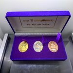 เหรียญเจ้าพ่อหอกลอง (เนื้อกาหลั่ยเงิน-กาหลั่ยทอง-ทองแดงซาติน) 109 ปี กรมเสมียนตรา สำนักงานปลัดกระทรวงกลาโหม ปี2561 พร้อมกล่องเดิม