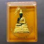 พระแก้วมรกต ทรงเครื่องฤดูฝน เนื้อโลหะเคลือบสีเขียว เครื่องทรงชุบทอง ขนาดสูง 3 เซน สำนักพระราชวัง สร้าง พุทธาภิเษก ณ วัดพระศรีรัตนศาสดาราม พ.ศ.2547 พร้อมตลับเดิม