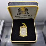 พระสมเด็จบางขุนพรหม ย้อนยุค 09 เนื้อผงสมเด็จเก่า จัดสร้างโดยวัดระฆังโฆสิตาราม วรมหาวิหาร คณะ ๙ พร้อมเลี่ยมกรอบไมคอน ปี2557 กล่องเดิม