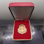 เหรียญที่ระลึกครบ 100 ปี วันสเด็จฯ ทรงเปิดโรงเรียนนายร้อยชั้นมัธยม เนื้อทองแดงรมดำพ่นทราย ปี2552 พร้อมกล่องเดิม หายาก