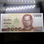 ธนบัตร 1000 บาท แบบ 15 รุ่นที่ระลึก รัชกาลที่ 9 เฉลิมพระชนมพรรษาครบ 6 รอบ (ผลิตน้อยแค่ 1 หมวด) สมัยรัชกาลที่9 ปี2542 ไม่ผ่านใช้