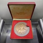 เหรียญที่ระลึกสมเด็จพระศรีนครินทราบรมราชชนนี เฉลิมพระชนมายุ 90 พรรษา เนื้อทองแดงรมดำ ขนาด 7 เซน ปี2533 พร้อมกล่องเดิม