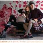 พิมพ์วอลเปเปอร์ ตามพื้นที่ แบ็คดรอปถ่ายรูปลายอิฐตกแต่งกลีบดอกกุหลาบ ที่คู่รักไม่ควรพลาด