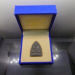 หลวงปู่ทวด วัดช้างให้ พิมพ์ซุ้มรูปเหมือน รุ่นพุทธคุณกุญชร เนื้อว่านผสมผงงาช้างแมมมอธ ฝังตะกุดทองคำ จัดสร้างโดย มูลนิธิศรีรัตนโกสินทร์ ปี2541 พร้อมกล่องเดิม