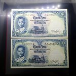 ชุด 2 ใบ ธนบัตร 1 บาท แบบ 9 รุ่น 4 (ลายน้ำพาน) ปี2498 ไม่ผ่านใช้ เก่าเก็บ ด้านหลังติดเหลือง มีรอยปากกา