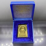 สมเด็จพิมพ์เส้นด้าย ได้เงิน-ได้ทอง หน้ากากทองเหลือง หลังแผ่นหัวใจพระคาถาชินบัญชร เนื้อทองเหลือง วัดอินทรวิหาร บางขุนพรหม ปี2552 พร้อมกล่องเดิม