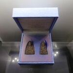 หลวงปู่ทวด วัดช้างให้ เนื้อผงว่าน หลังตราสัญลักษณ์ มวก. รุ่นประวัติศาสตร์เฉลิมพระเกียรติ พุทธาภิเษก ณ วัดพระศรีๆ ปี2544 พร้อมกล่องเดิม