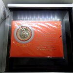 แผงพร้อมเหรียญ เหรียญ 50 บาท ที่ระลึกฉลองพระชนมายุ 5 รอบ ฟ้าหญิงจุฬาภรณวลัยลักษณ์ 2560 (จัดทำโดยกรมธนารักษ์)