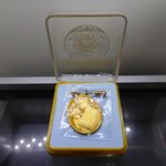 เหรียญที่ระลึกทรงกล้อง รัชกาลที่9 แบบลงยาสีเหลือง พ.ศ.2541 พร้อมกล่องเดิม