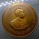 เหรียญที่ระลึกครบรอบปีที่ 100 แห่งการสถาปนากรมไปรษณีย์โทรเลข เนื้อทองแดง ขนาด 7 เซ็น ปี2526 ซีลเดิม กล่องเดิม