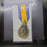 เหรียญที่ระลึกพระราชพิธีฉลองสิริราชสมบัติ ครบ 60 ปี เนื้อเงินพร้อมแพร 2549 แบบชาย