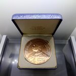 เหรียญที่ระลึก 100 ปี ศิริราช พระรูปรัชกาลที่5 เนื้อทองแดง ขนาด 7 ซ.ม. ปี2531 พร้อมกล่องเดิม