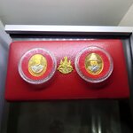 เหรียญสมเด็จพระนเรศวรมหาราช-พระสุริโยทัย หลัง พระนามาภิไธย สก ( สมเด็จพระราชินี โปรดเกล้าให้สร้าง) เนื้อทองแดงชุบสามกษัตริย์ บล็อกกษาปณ์ 2538 พร้อมกล่องหนัง